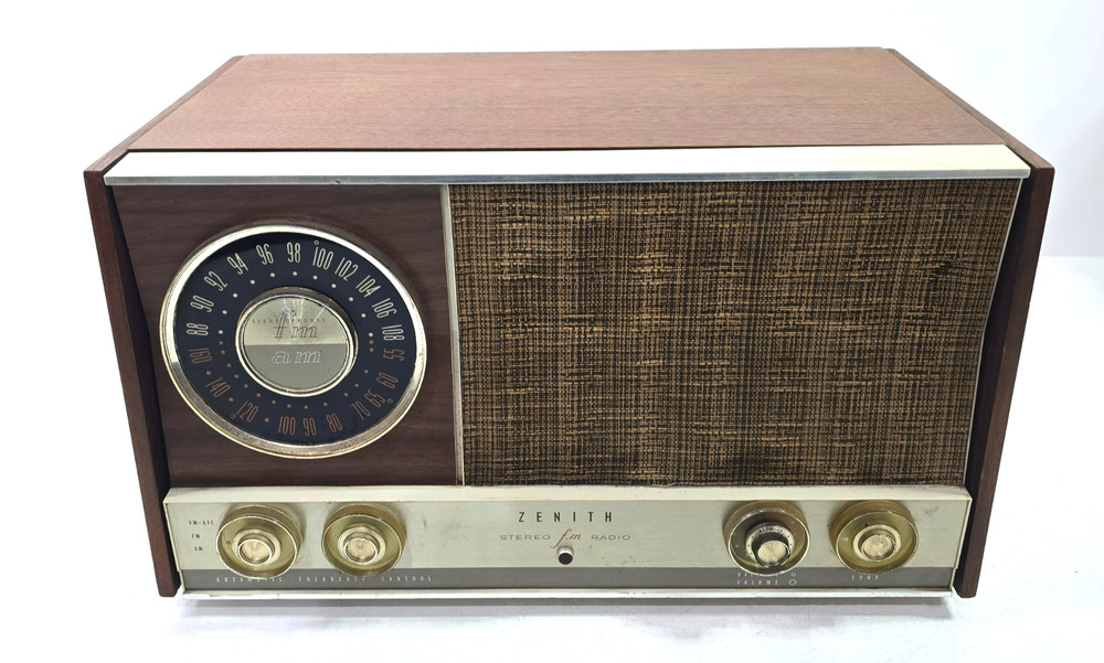 Vintage Zenith Model MJ1035 AM FM Tube Radio